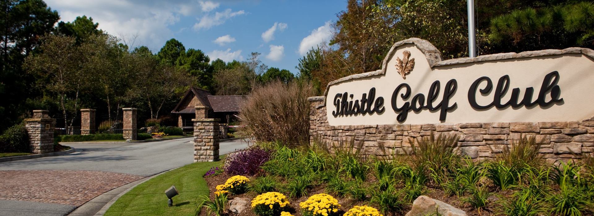 Entrance sign of golf course