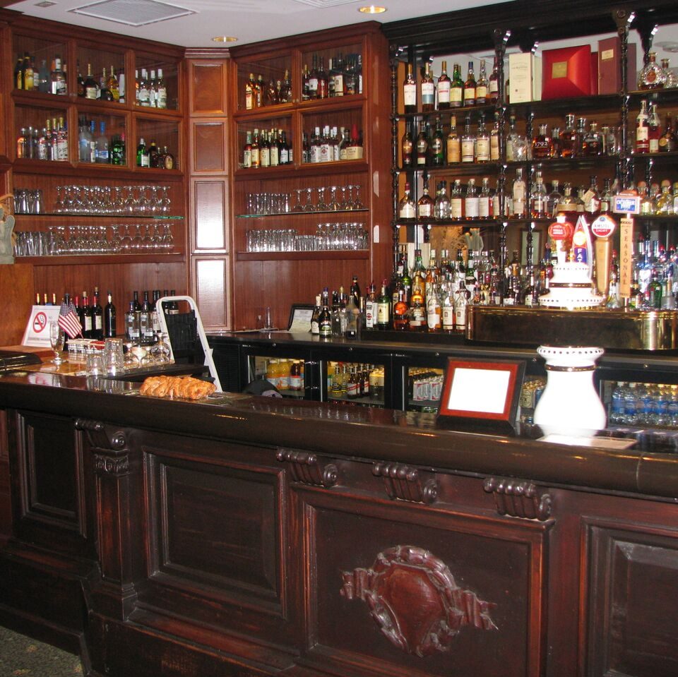 fully stocked bar at Thistle Golf Club